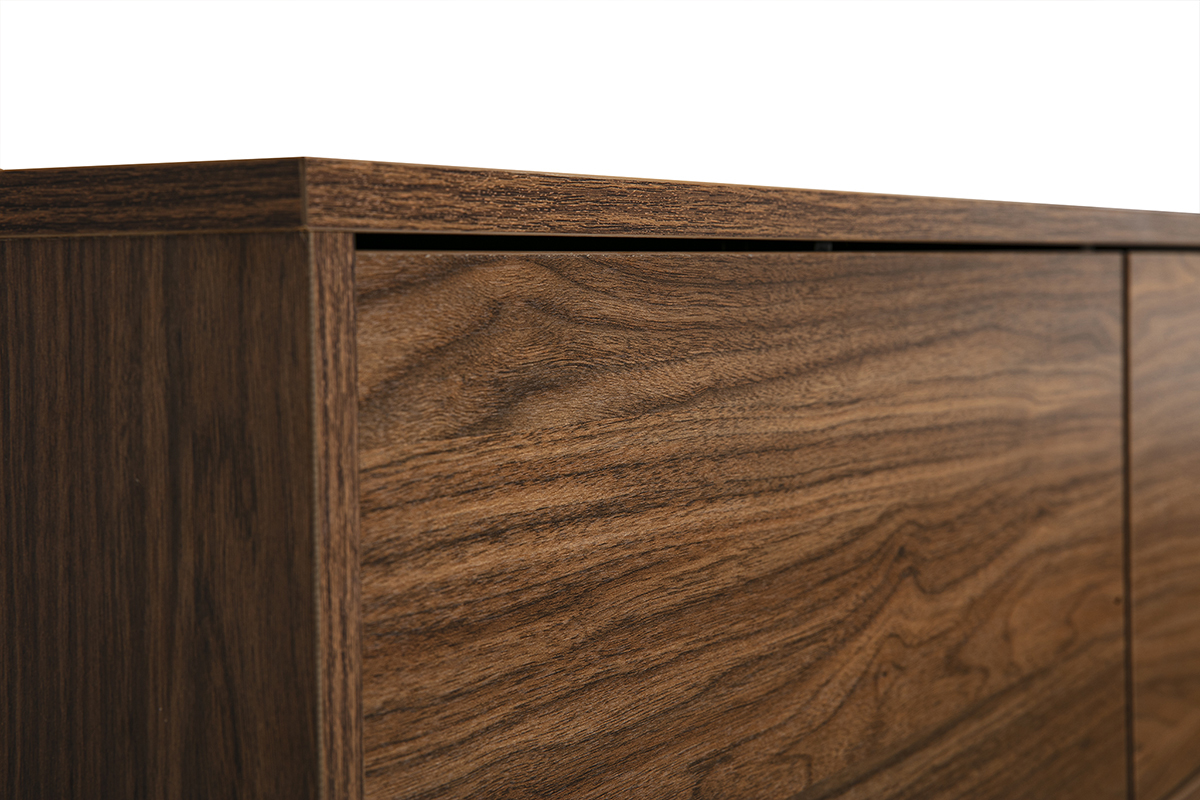 D�tail du meuble TV mural FLEXO en finition bois fonc� noyer, vue de pr�s