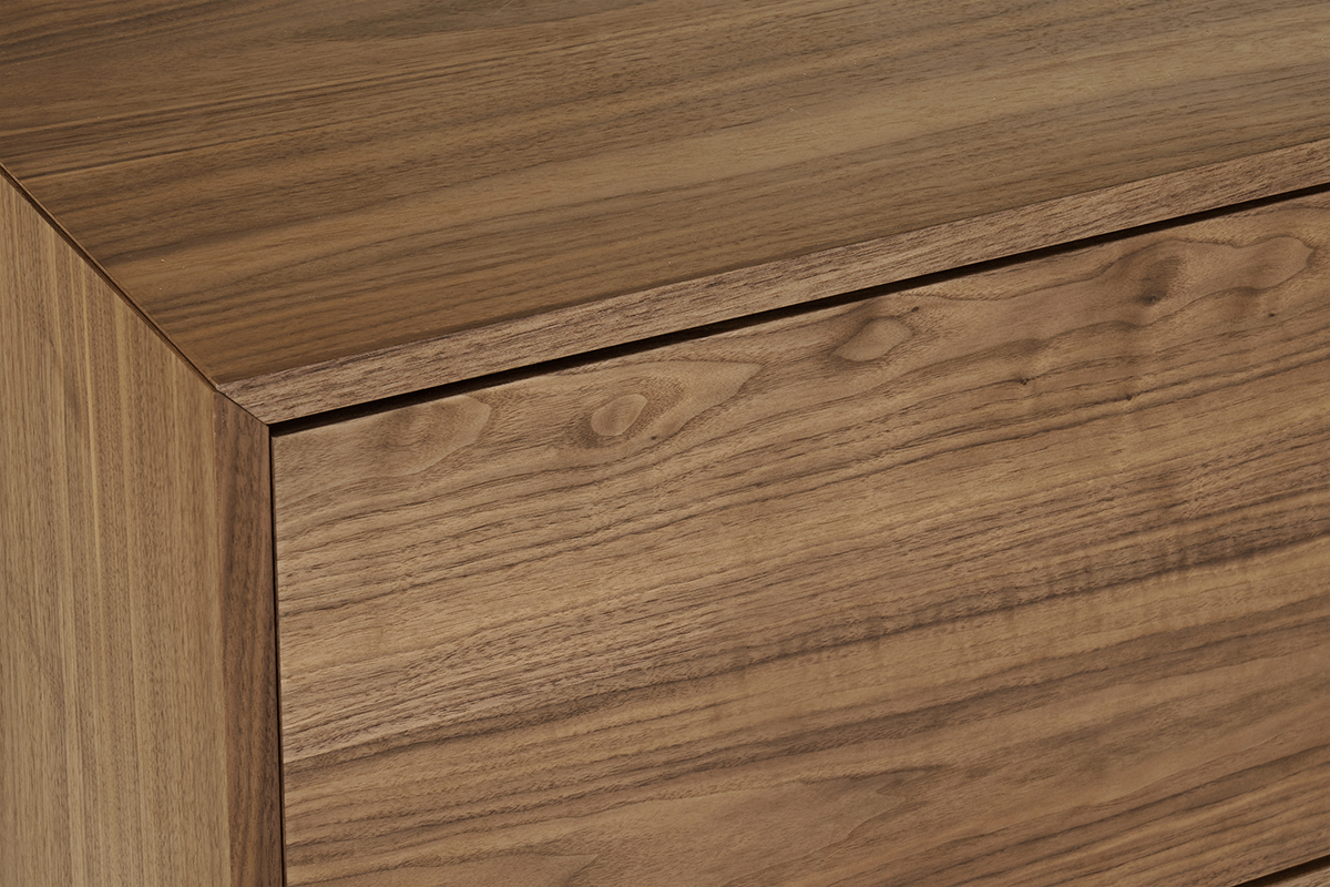 Dtail de la surface en bois fonc du meuble TV MANNY.