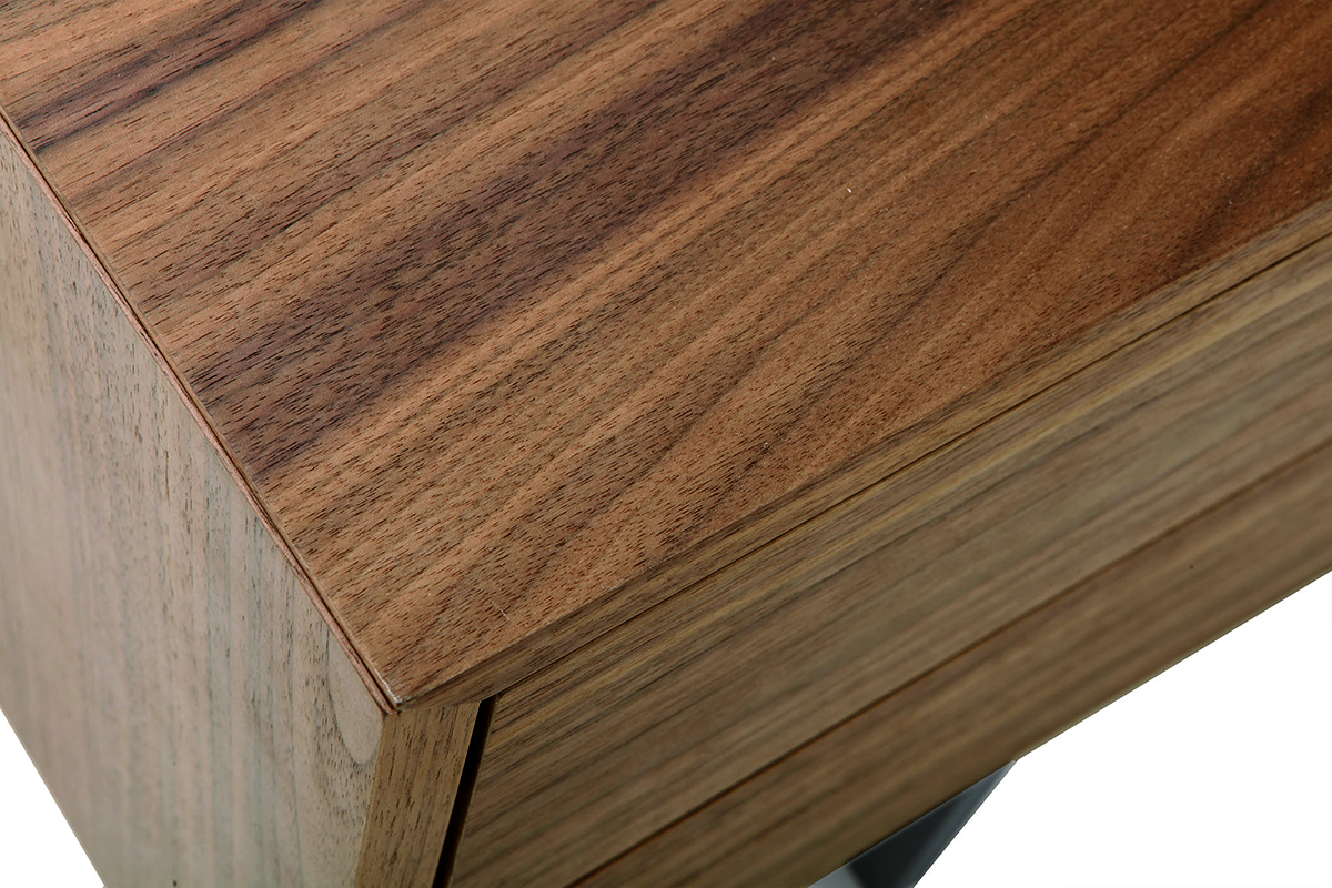 Gros plan sur le coin d'un meuble TV en bois fonc avec placage noyer.