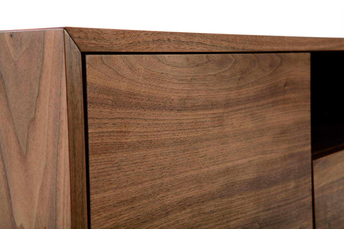 Dtail du bois d'un meuble TV vintage en bois fonc avec placage noyer.