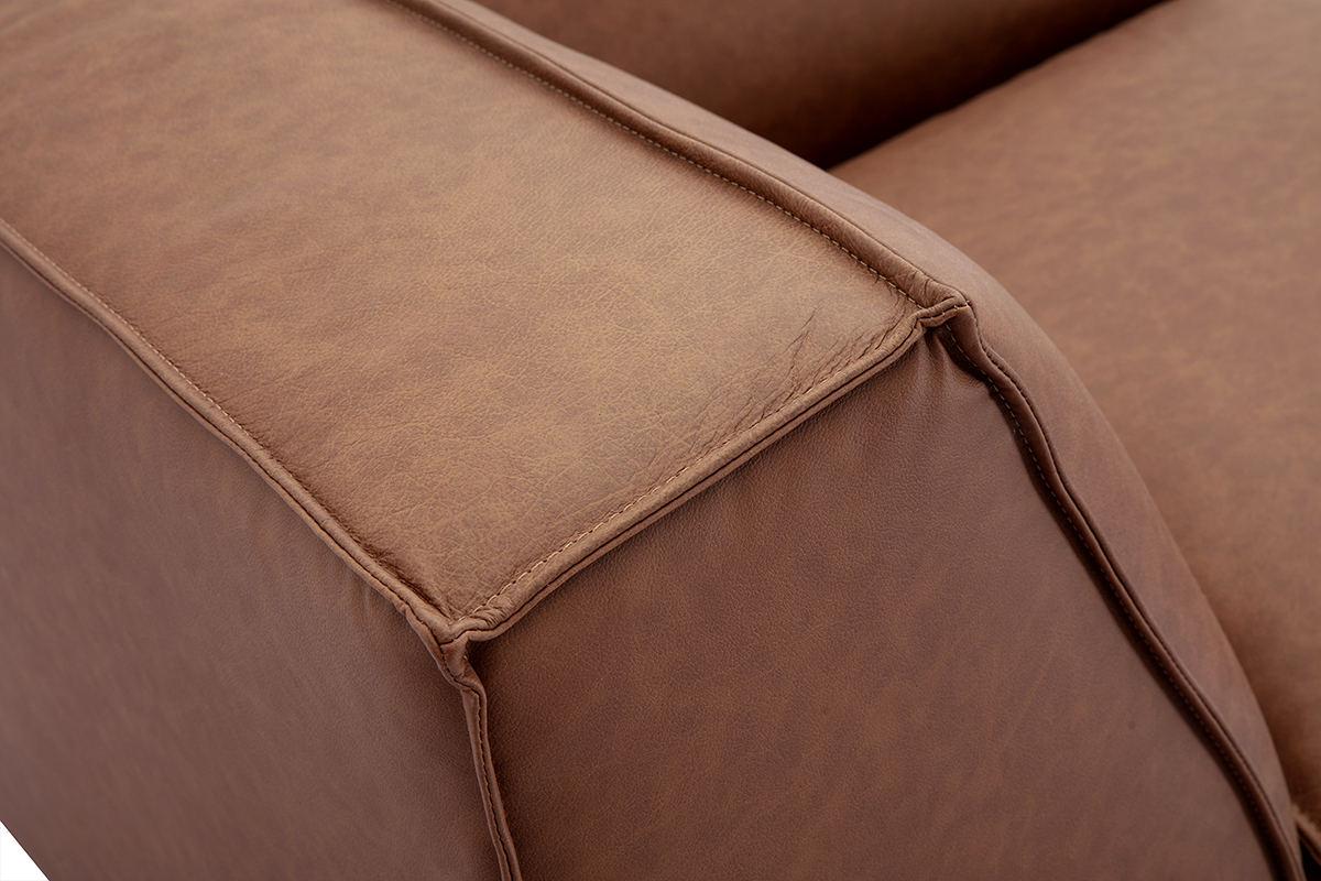 Zoom sur accoudoir en cuir d'un canap marron