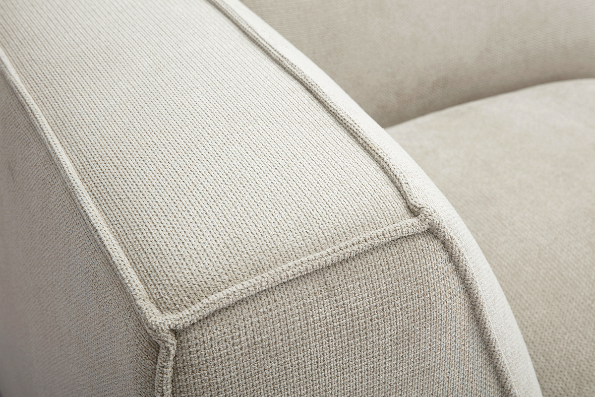 Gros plan sur le tissu chenille beige du module d'angle central de canap SPLIT.