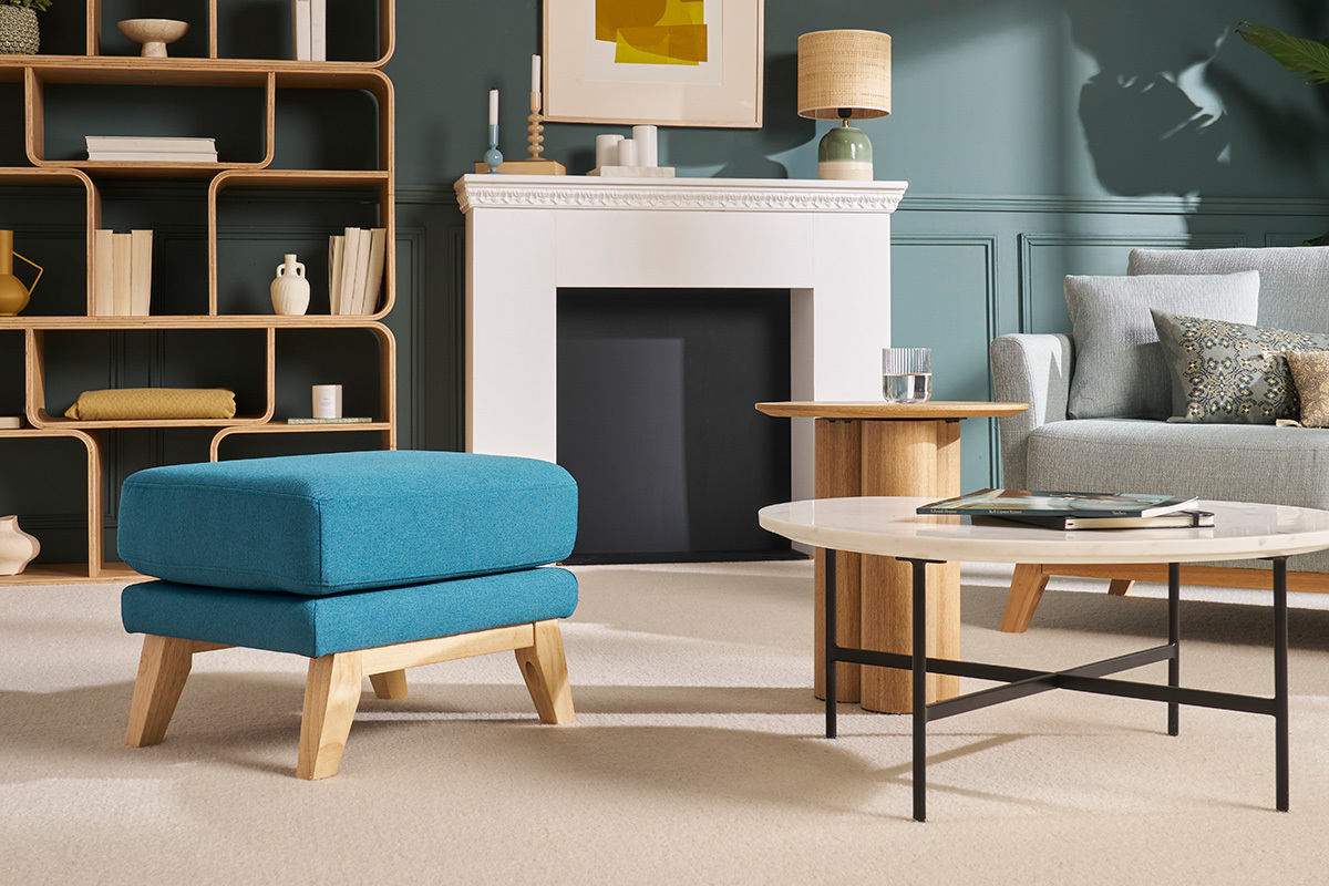 Pouf repose-pieds dhoussable scandinave en tissu bleu canard et bois clair OSLO