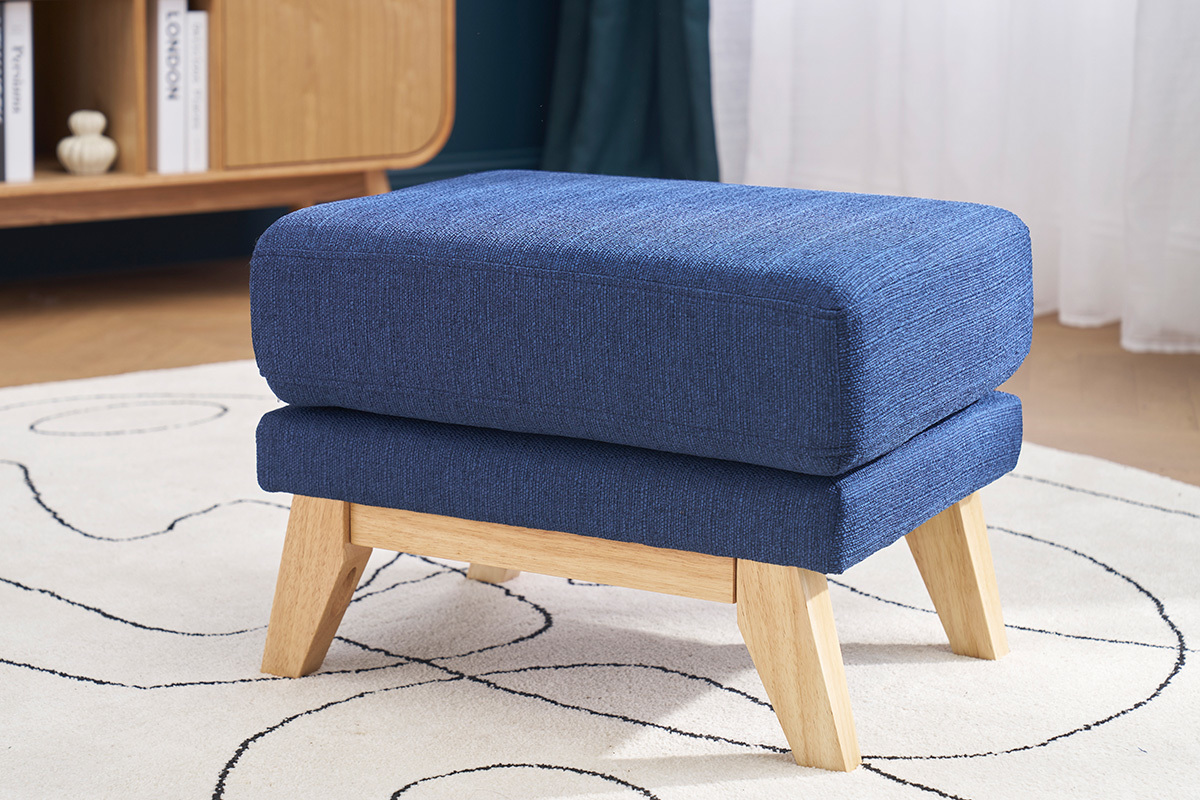 Pouf scandinave bleu fonc avec pieds en bois clair, vue de ct.