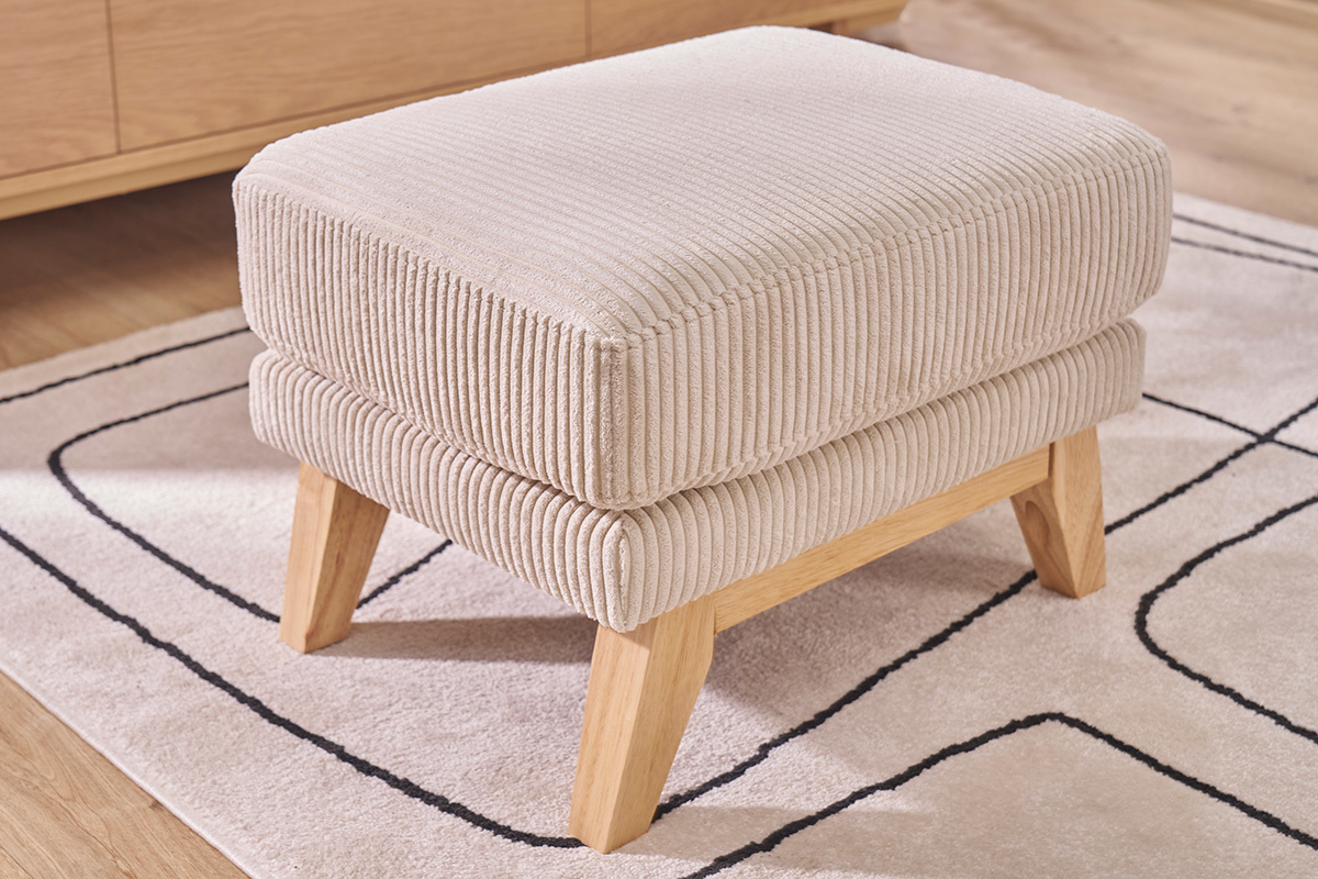 Pouf repose-pieds en velours c�tel� beige, vue 3/4, pieds en bois clair.