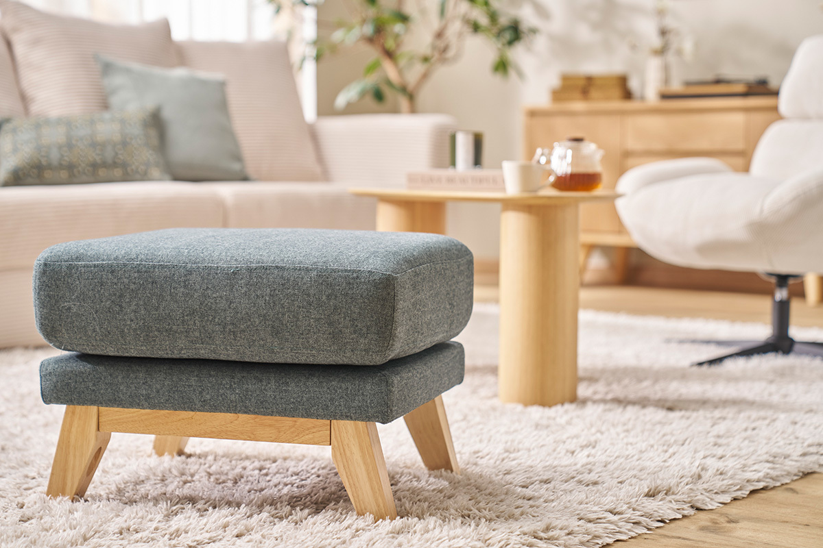 Pouf repose-pieds dhoussable scandinave en tissu vert de gris et bois clair OSLO