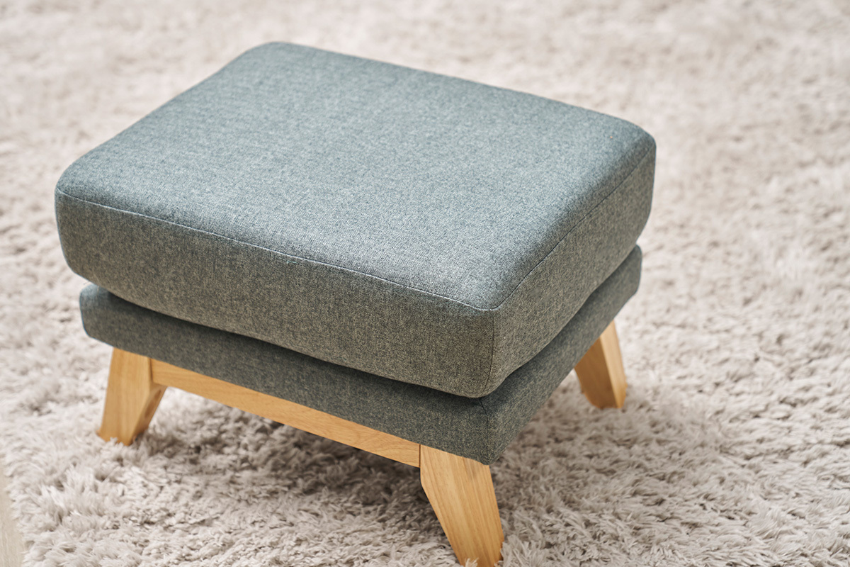 Pouf repose-pieds dhoussable scandinave en tissu vert de gris et bois clair OSLO
