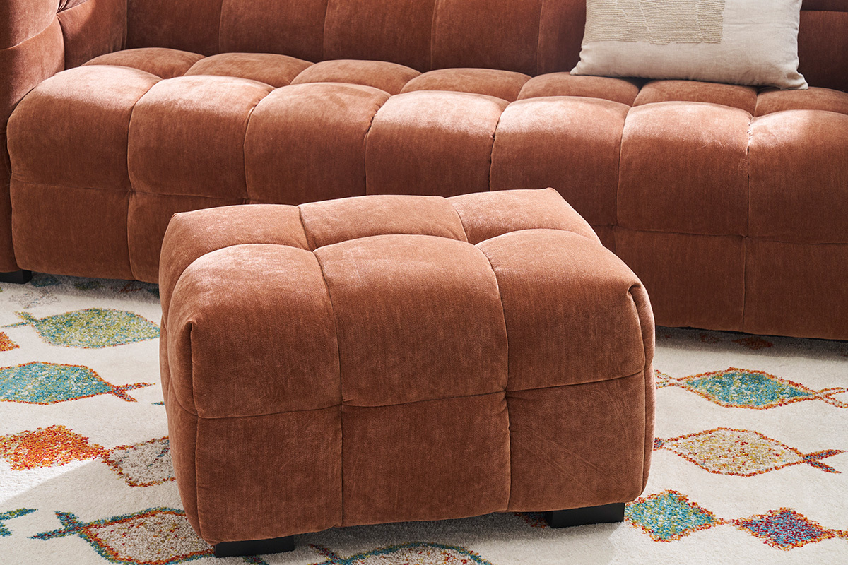 Pouf repose-pieds design en tissu effet velours terre brle CORTO