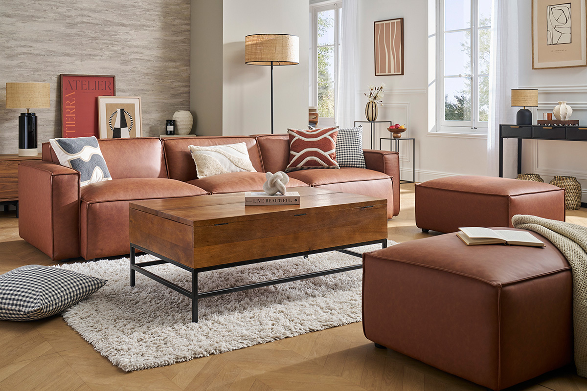 Salon avec canap modulable en cuir marron et pouf repose-pieds SPLIT.