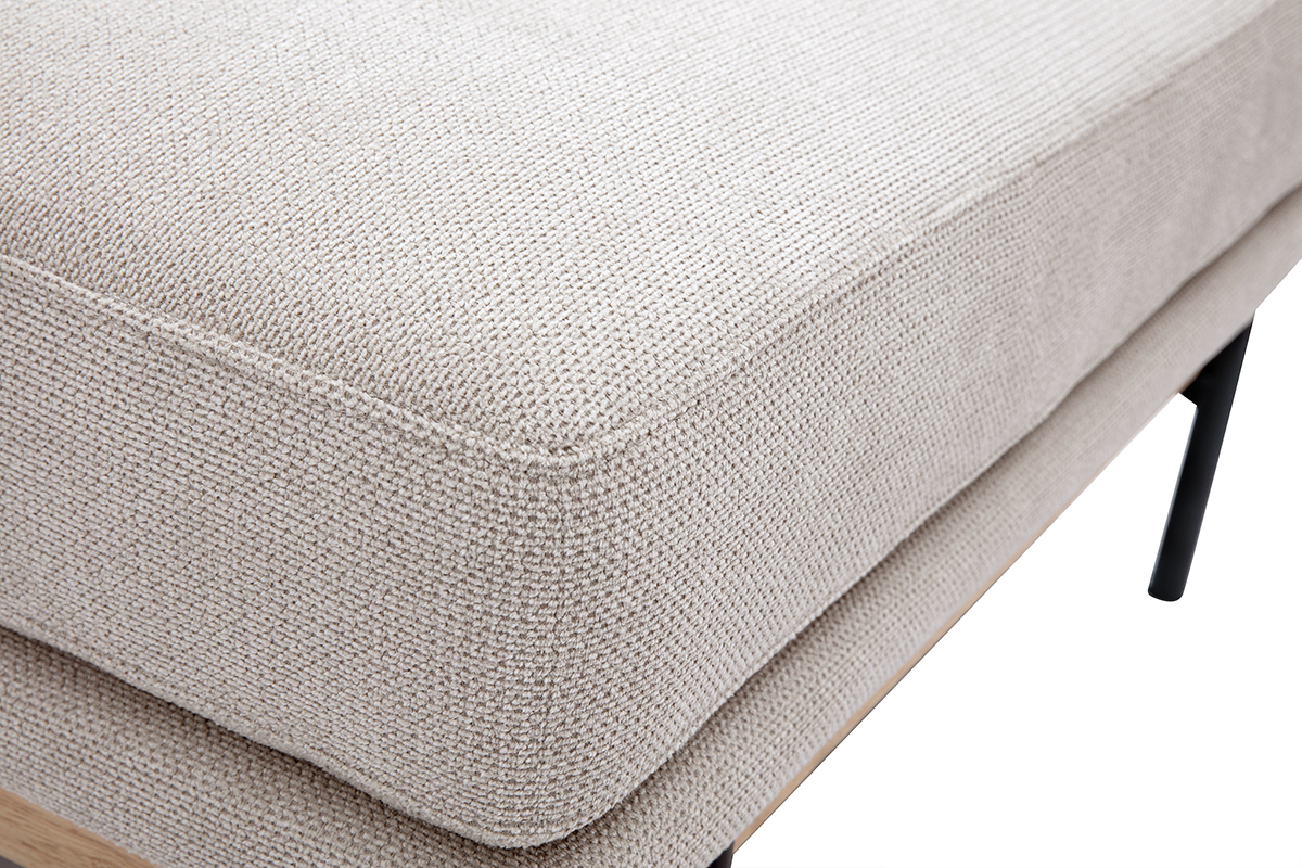 Gros plan sur le tissu chenille beige du pouf repose-pieds avec pieds en mtal noir.