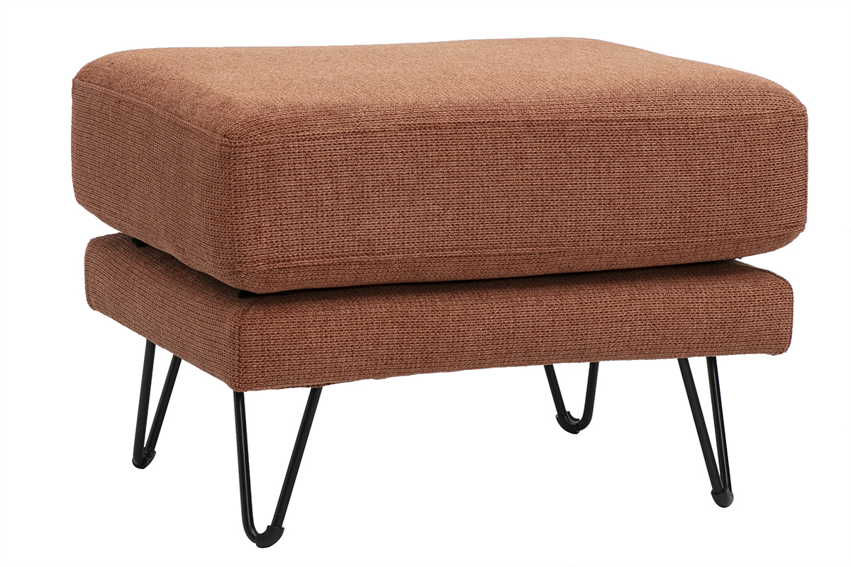Pouf repose-pieds en tissu chenille terre br�l�e, vue de trois quarts, avec pieds en m�tal noir.
