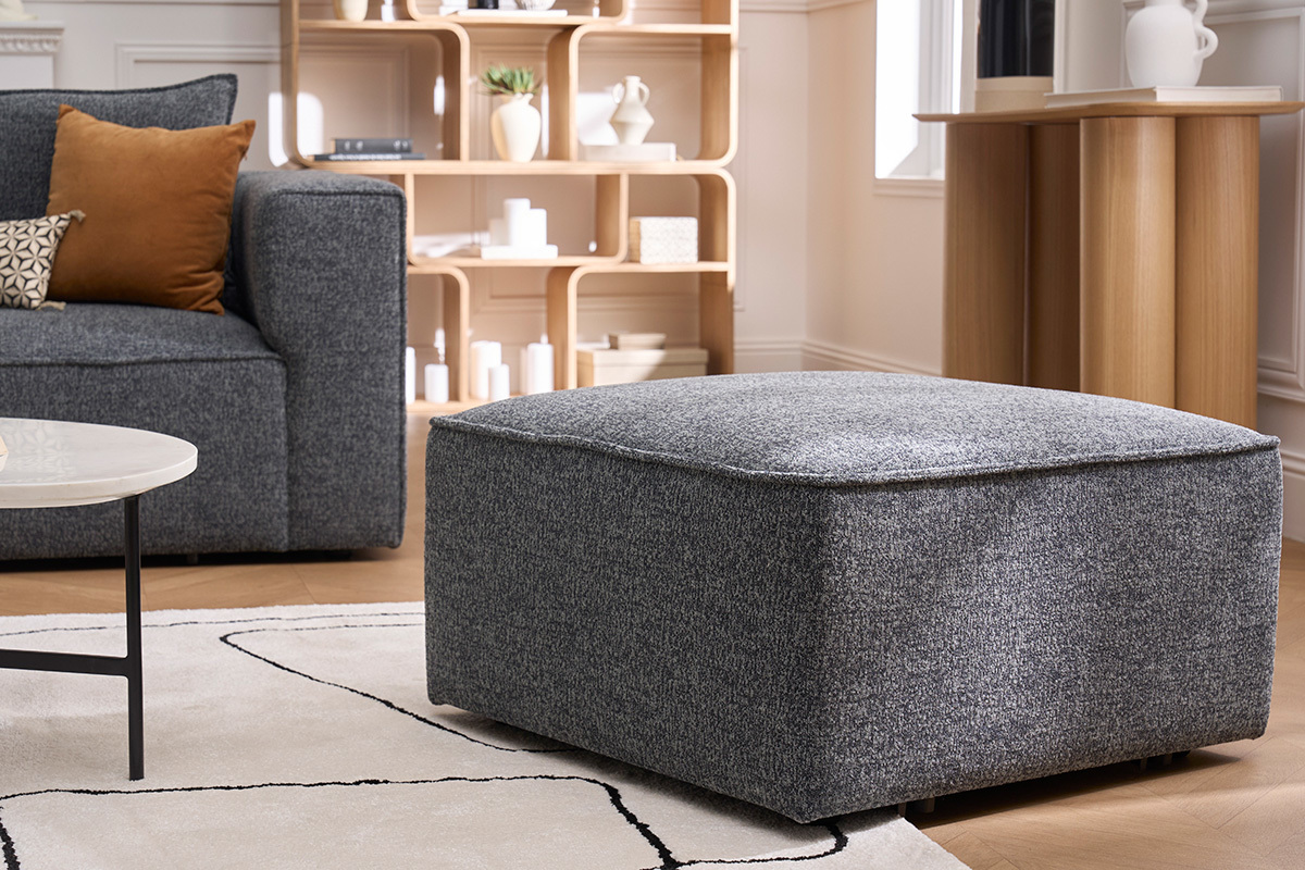 Pouf carr� KERRY en tissu gris, int�gr� dans un salon moderne.