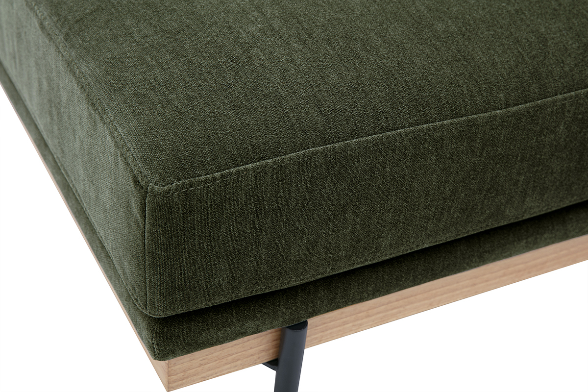 Pouf repose-pieds en tissu effet velours vert kaki avec base en bois, vue rapproch�e