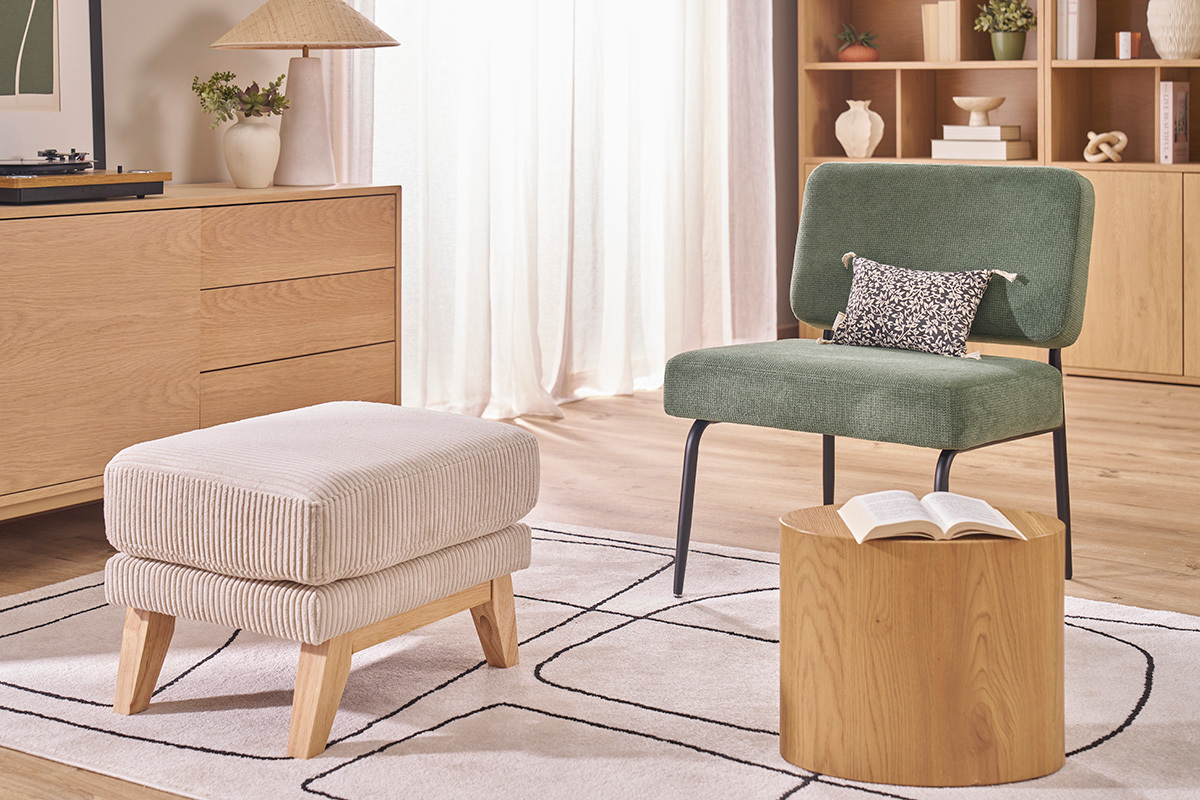 Pouf repose-pieds scandinave et table en bois dans un salon moderne.