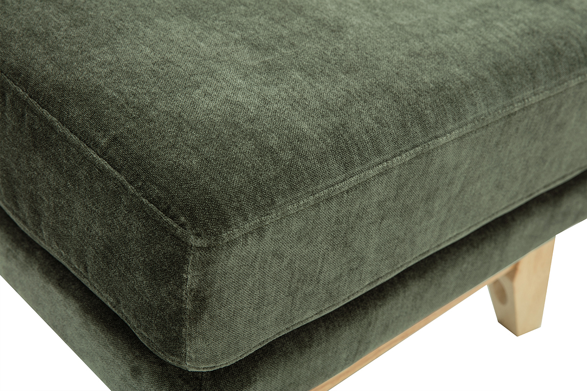 Gros plan d'un pouf scandinave en tissu vert kaki avec pieds en bois clair.