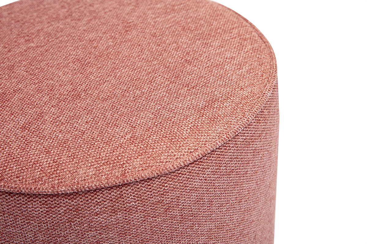 Vue rapproch�e d'un pouf rond en tissu effet velours textur� terracotta.