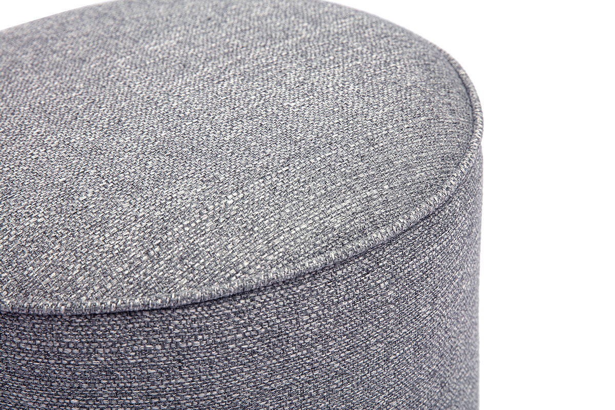 Gros plan sur le pouf rond en tissu gris clair avec texture visible.