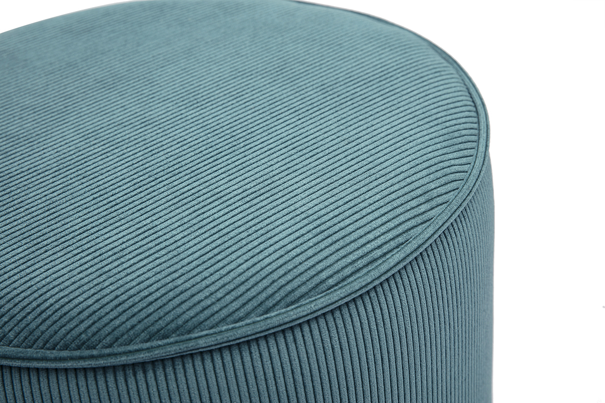 Gros plan sur un pouf rond en velours ctel bleu canard.