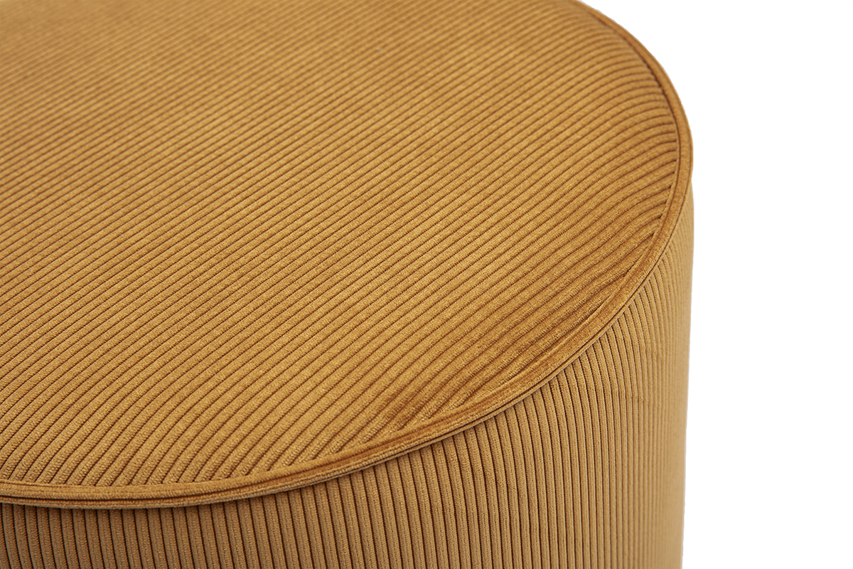 Gros plan sur un pouf rond en velours ctel jaune curry.