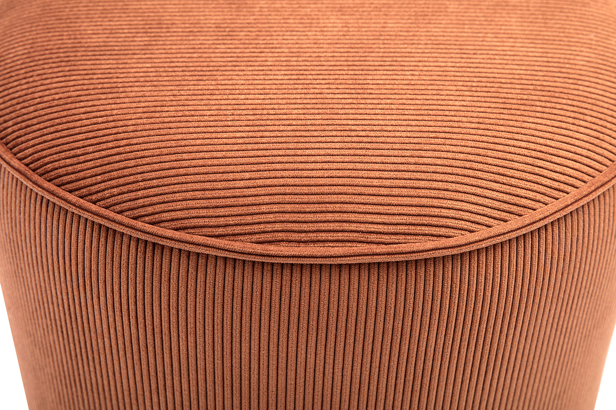 Gros plan de pouf rond en velours ctel terre brle.