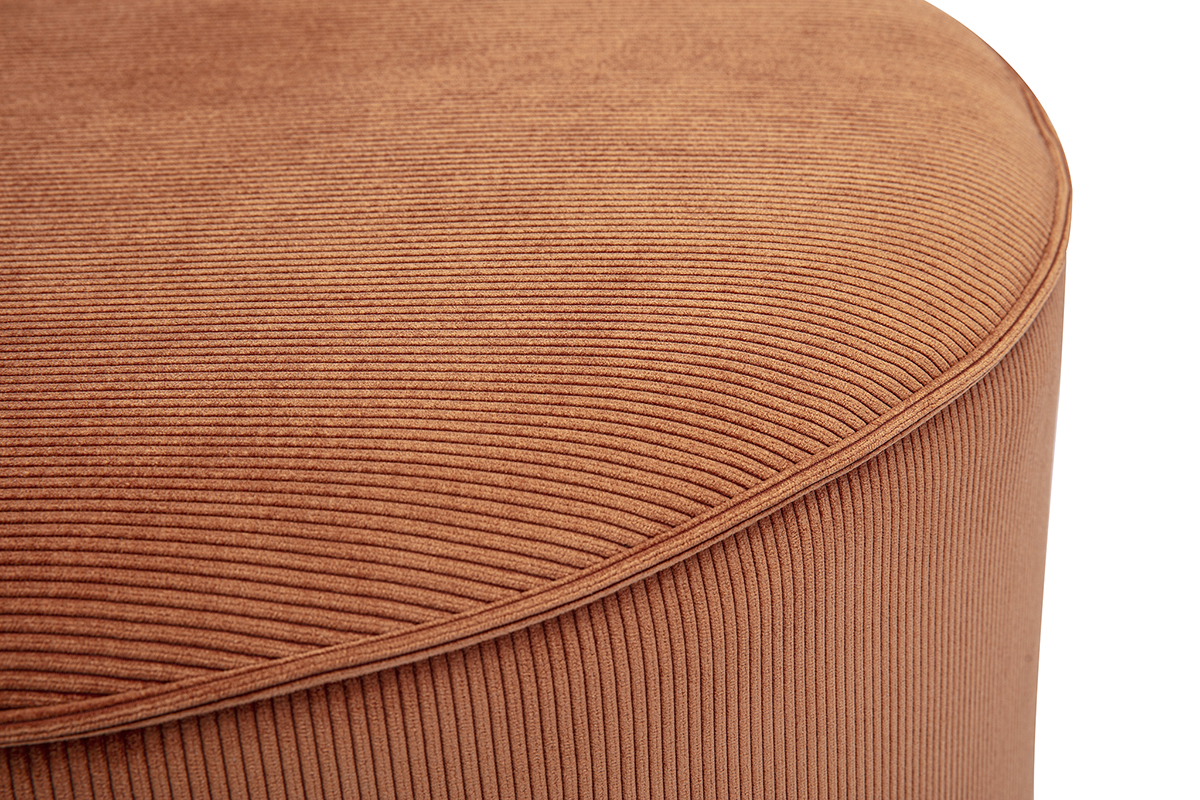 Gros plan du pouf rond en velours ctel terre brle.