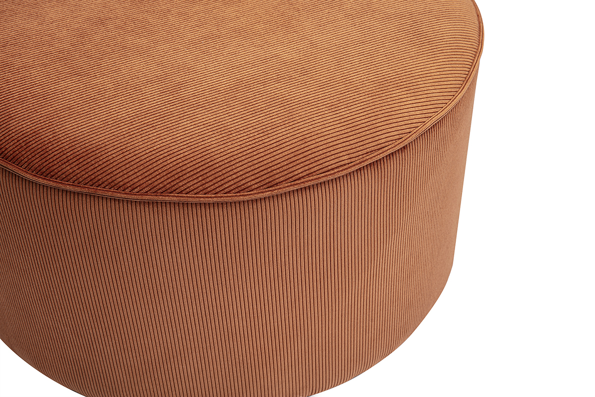 Pouf rond en velours ctel terre brle, vue de ct.