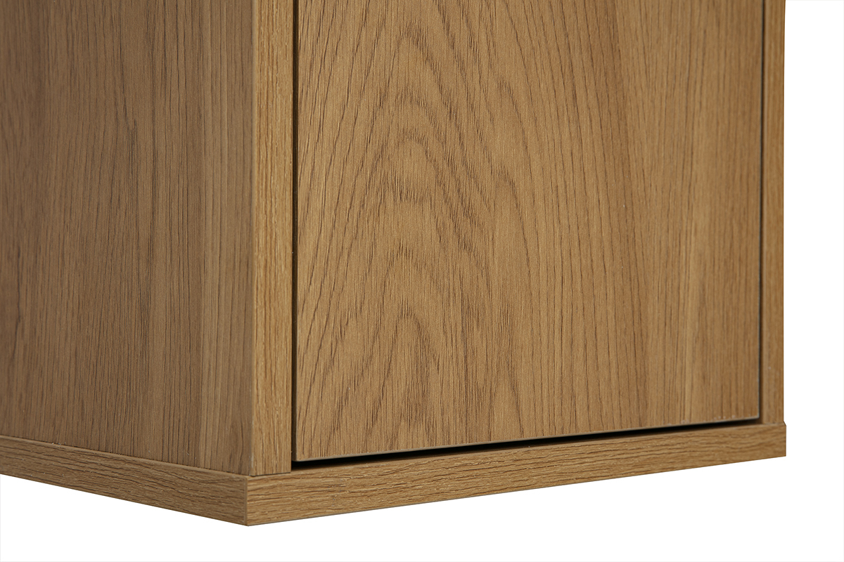 D�tail d'un rangement mural en bois clair ch�ne, montrant surface lisse et finitions soign�es.