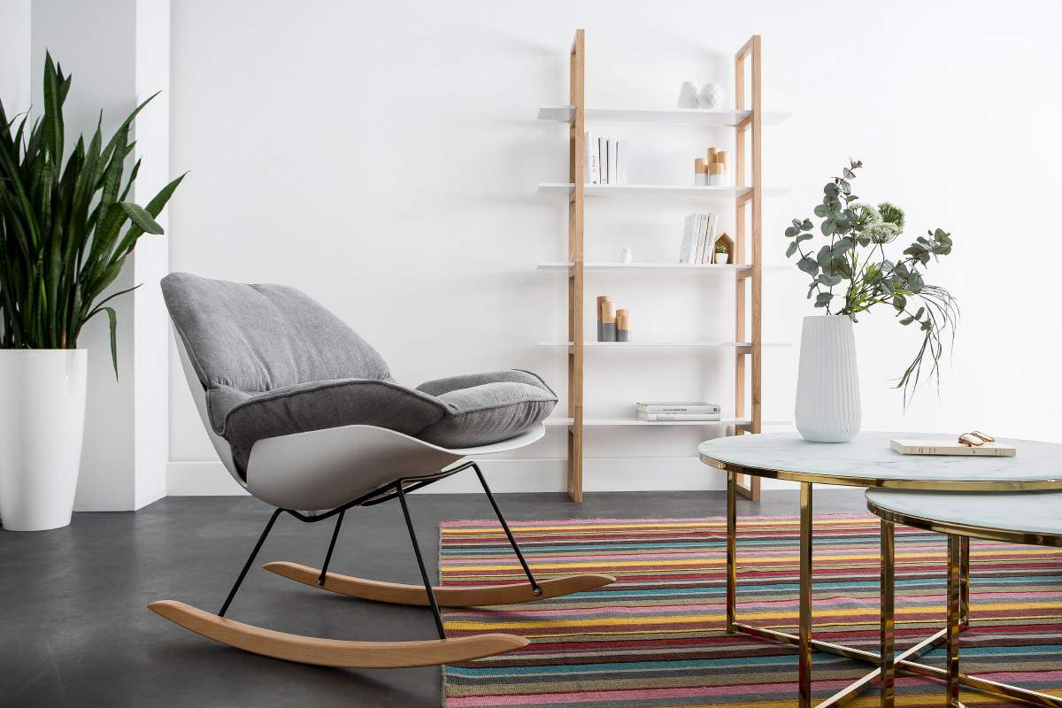 Rocking chair design coque blanche et tissu gris KOKON