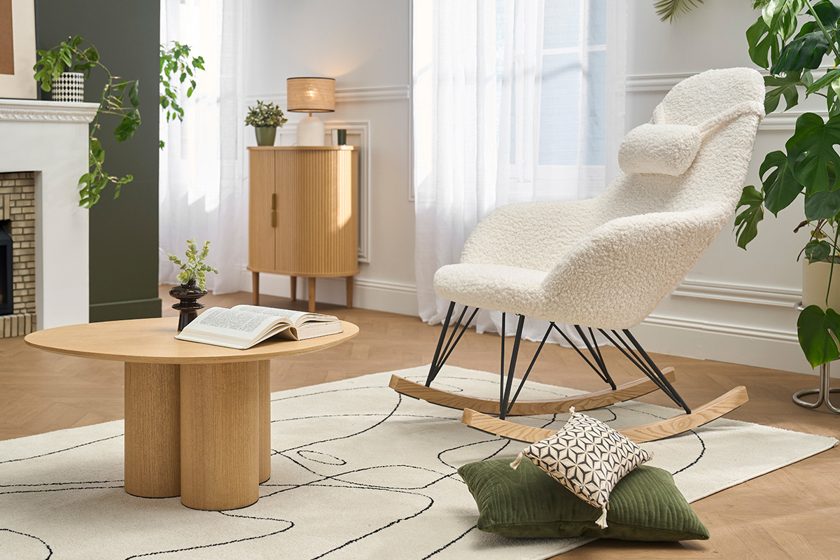 Fauteuil � bascule scandinave JHENE en tissu effet peau de mouton blanc, avec un pi�tement en m�tal noir et bois clair.