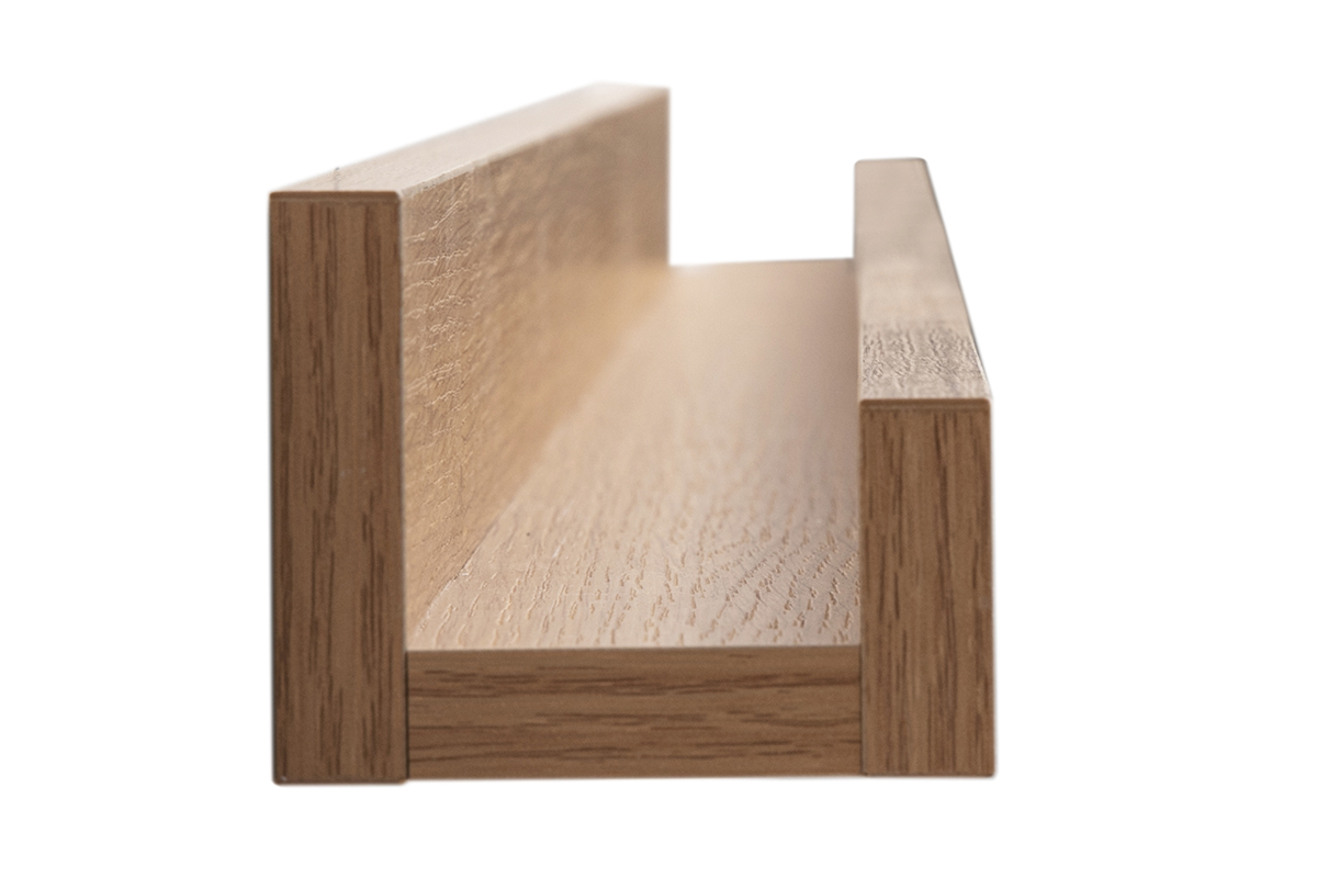 Vue lat�rale d'une �tag�re murale en bois clair ch�ne LINEA de 120 cm.