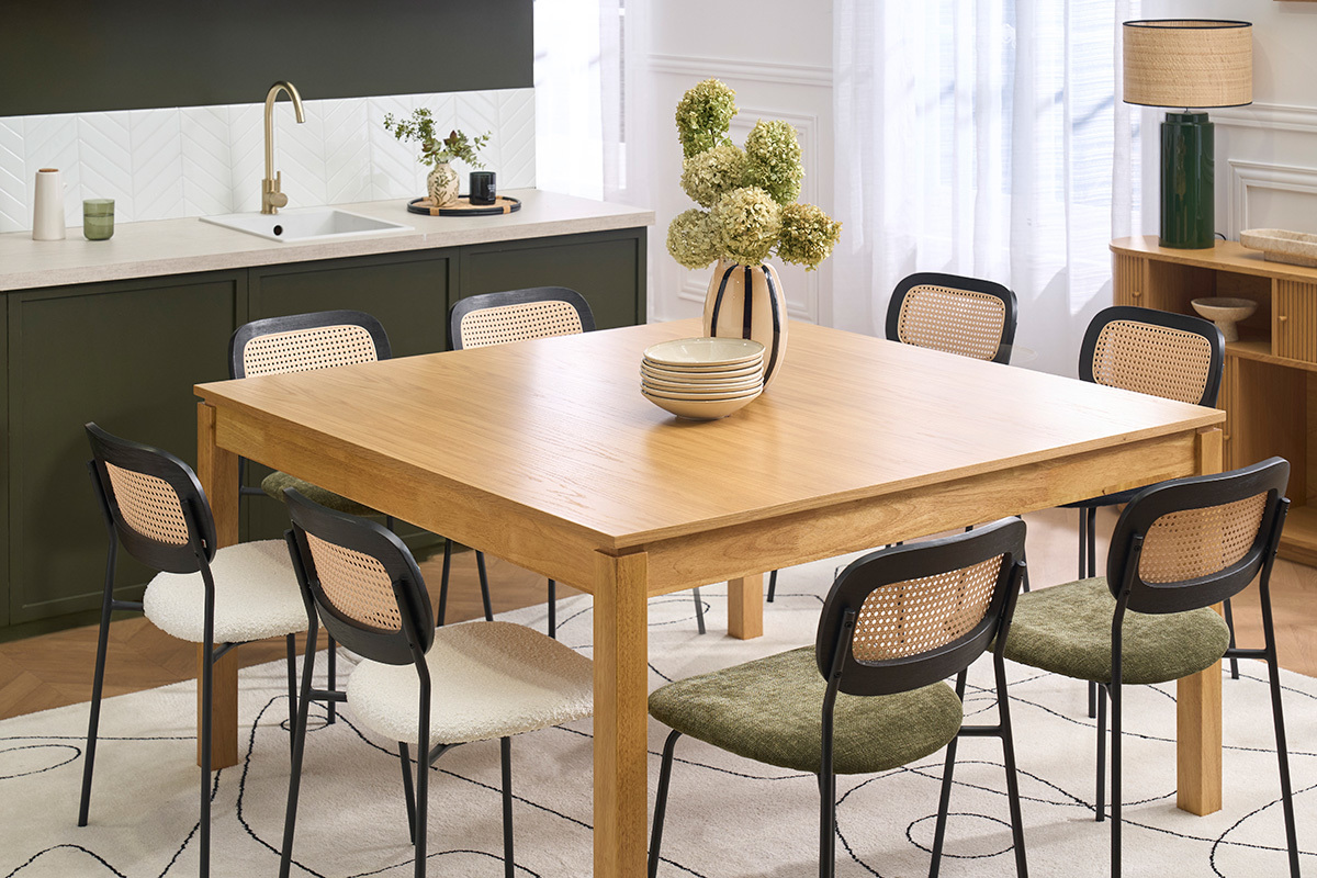 Table � manger carr�e bois clair SYLVA avec chaises dans une salle � manger moderne.