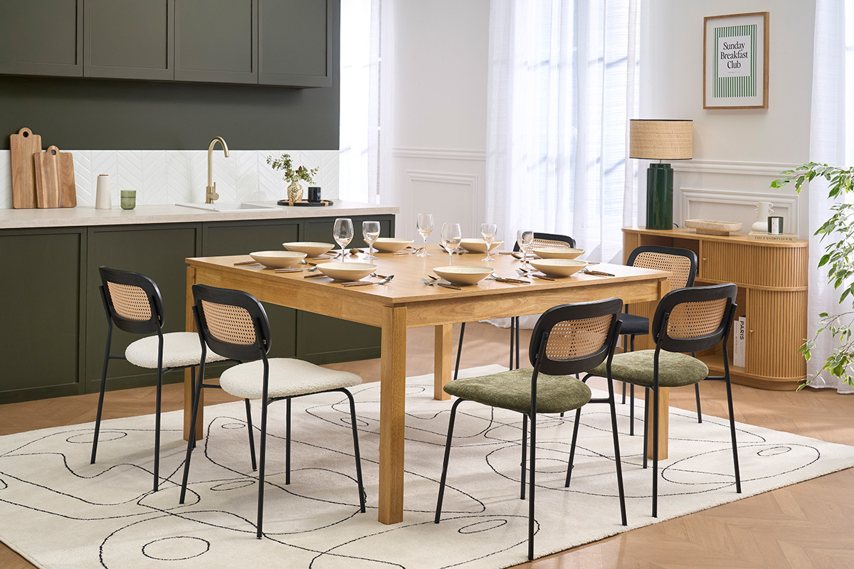 Table � manger carr�e SYLVA bois clair dans une salle � manger avec chaises et service de table.