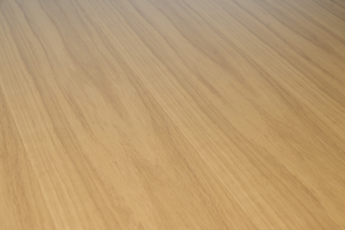 Surface en bois clair du plateau de la table � manger carr�e SYLVA.