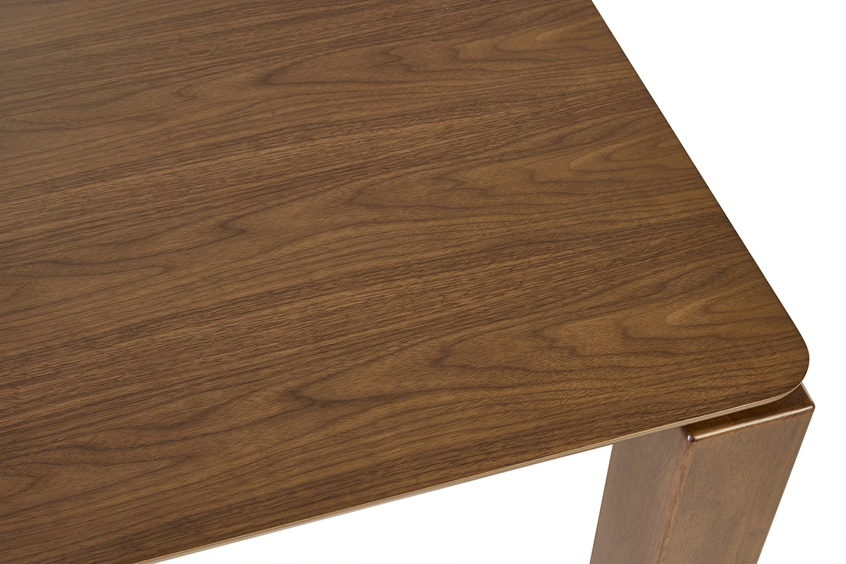 Table � manger carr�e en bois fonc�, vue de dessus, avec un plateau teint� noyer.