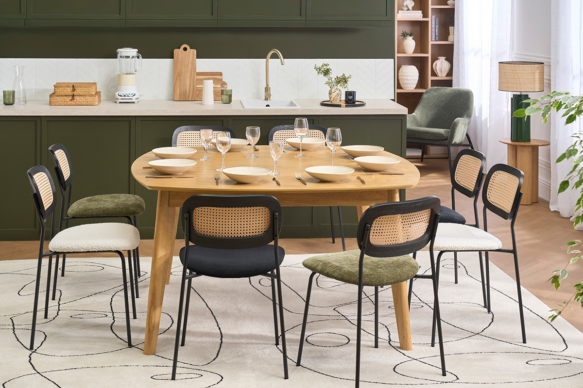 Table � manger carr�e ch�ne clair avec chaises autour, vue de face.