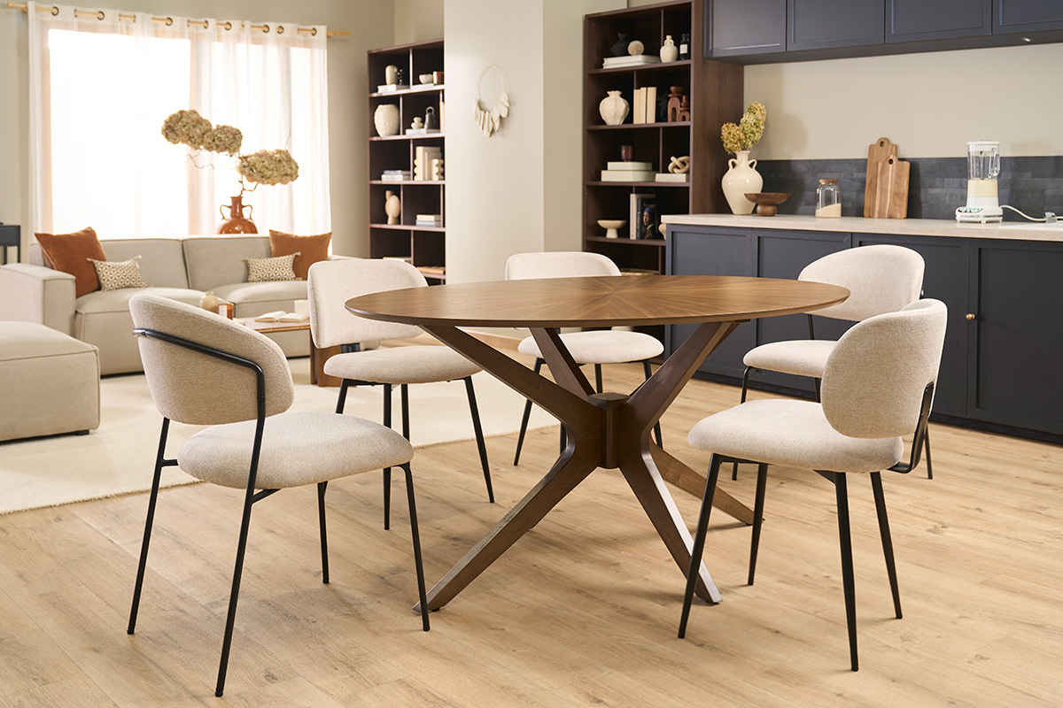 Table � manger ovale noyer DIELLI avec pi�tement en h�v�a et six chaises, vue de 3/4.