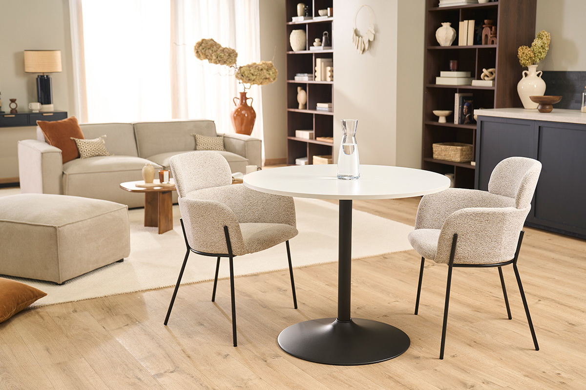 Table ronde blanche et m�tal noir CALISTA avec deux chaises.