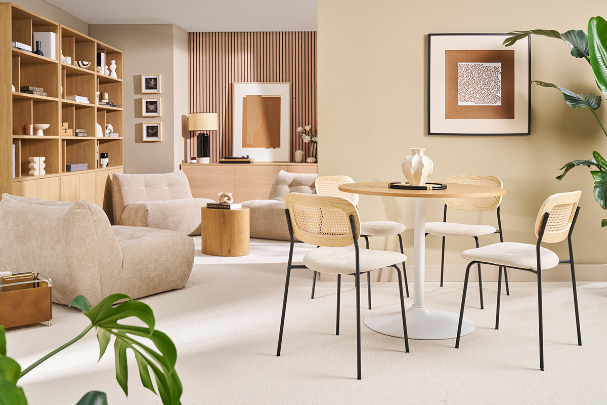 Table ronde en bois clair chne avec pied central en mtal blanc entoure de chaises design dans un salon moderne.
