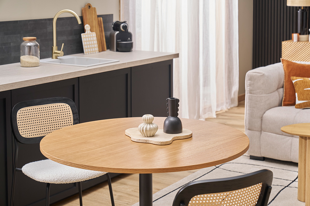 Table  manger design ronde en bois clair chne et mtal noir D90 cm CALISTA