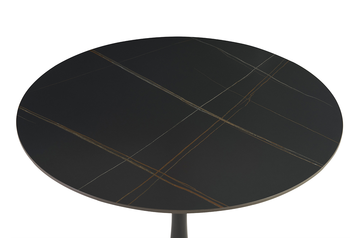 Table ronde en cramique noire avec motifs linaires, vue de dessus.
