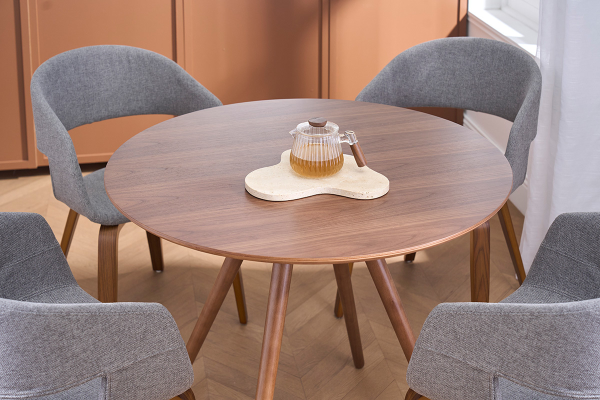 Table � manger ronde ARTIK en noyer avec chaise grise, vue de dessus.