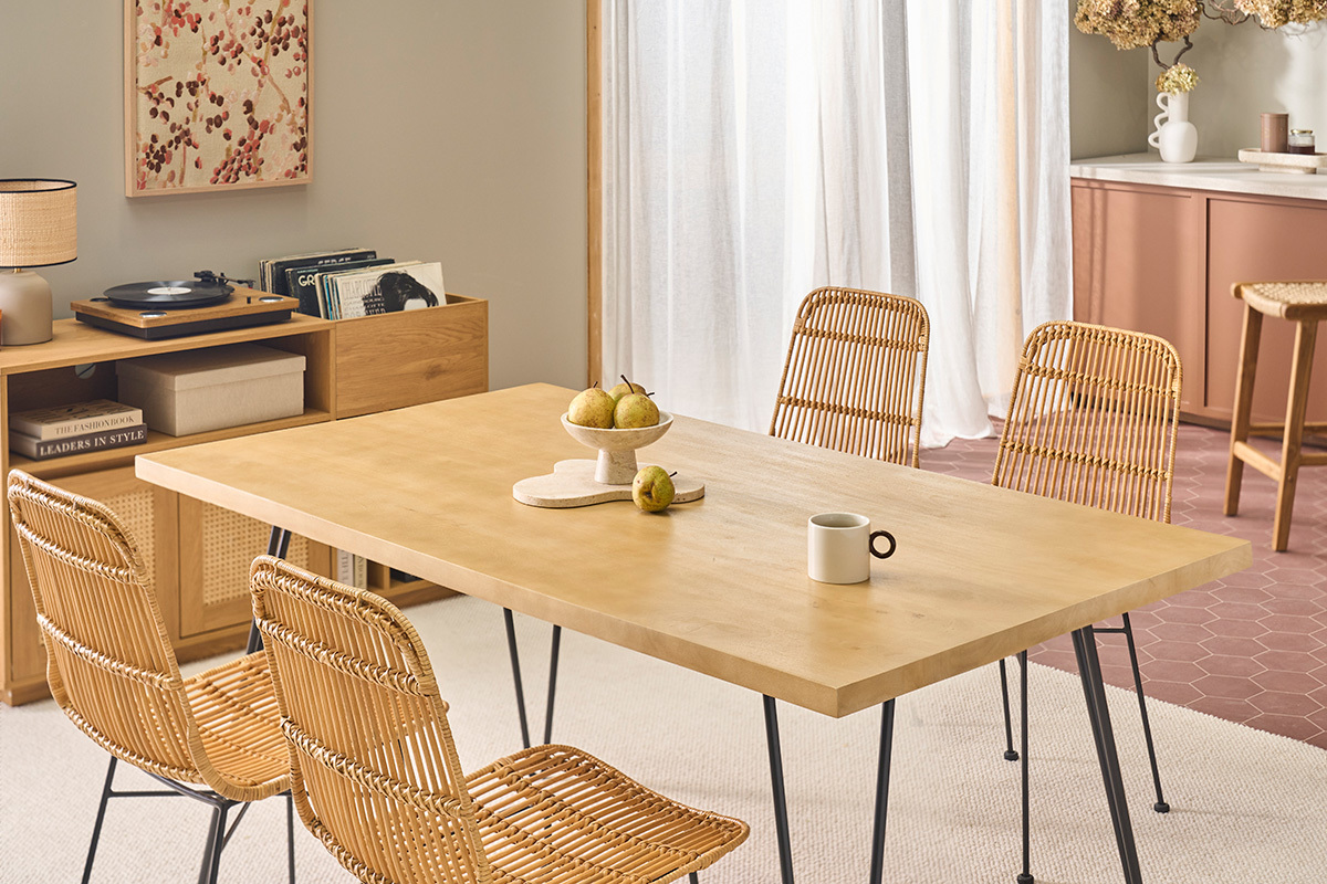 Table en bois clair avec 4 chaises en rotin et pi�tement m�tal, vue d'angle.