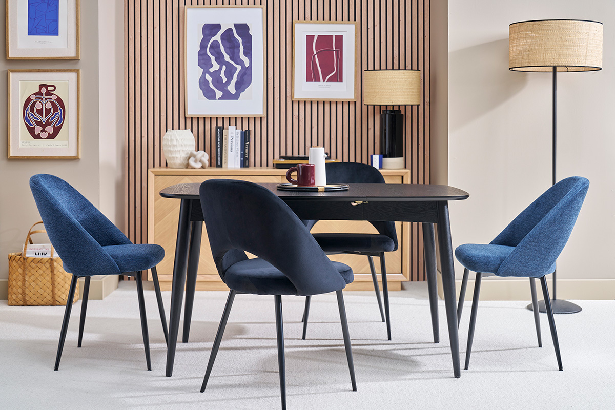 Table  manger extensible carre en bois noir avec quatre chaises bleues, vue de ct.
