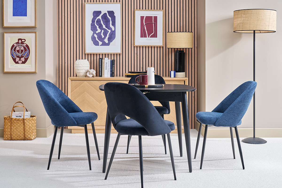 Table  manger extensible noire avec chaises bleues dans un intrieur moderne.