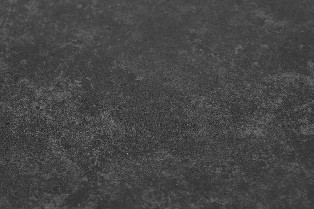 Gros plan sur le plateau en c�ramique noire de la table � manger extensible MELZA.