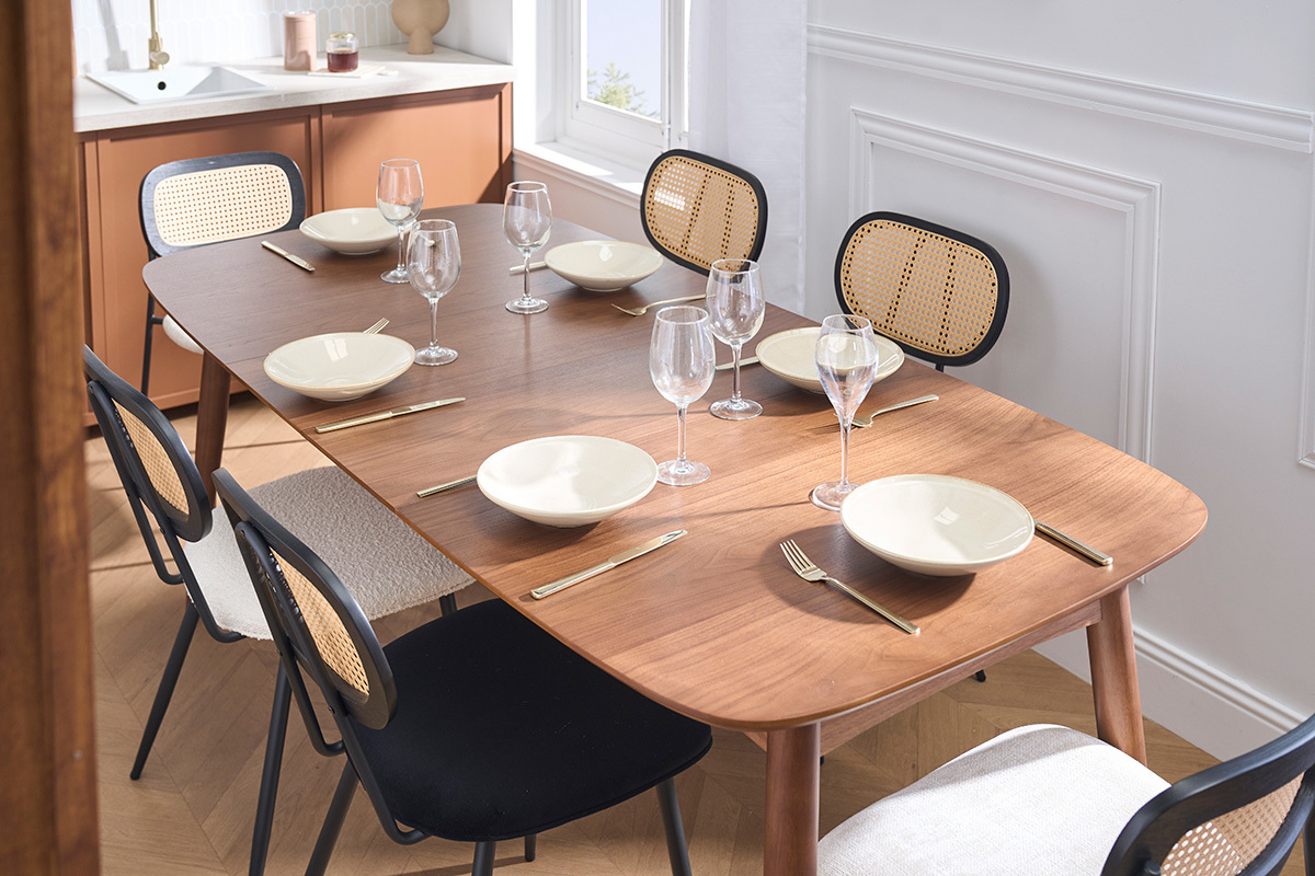 Table � manger extensible NORDECO en noyer, vue de dessus avec vaisselle et chaises autour.