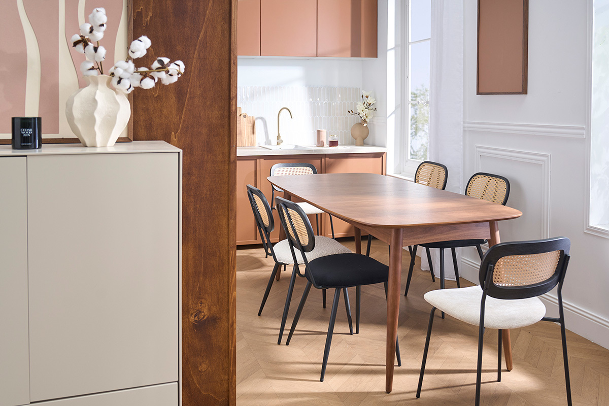 Table � manger extensible NORDECO en noyer vue de face, entour�e de chaises.