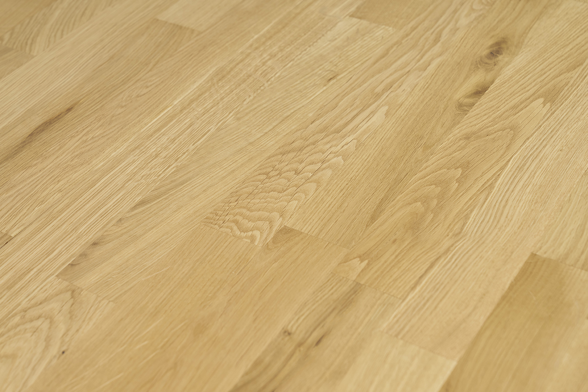 Plateau de table en bois clair chne massif, vue de dessus.