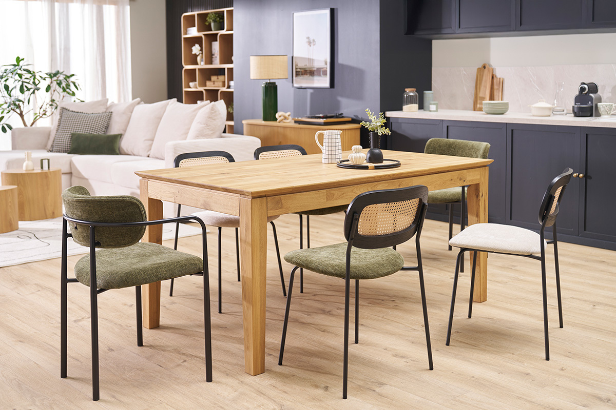 Table  manger extensible en chne avec chaises dans un intrieur moderne.