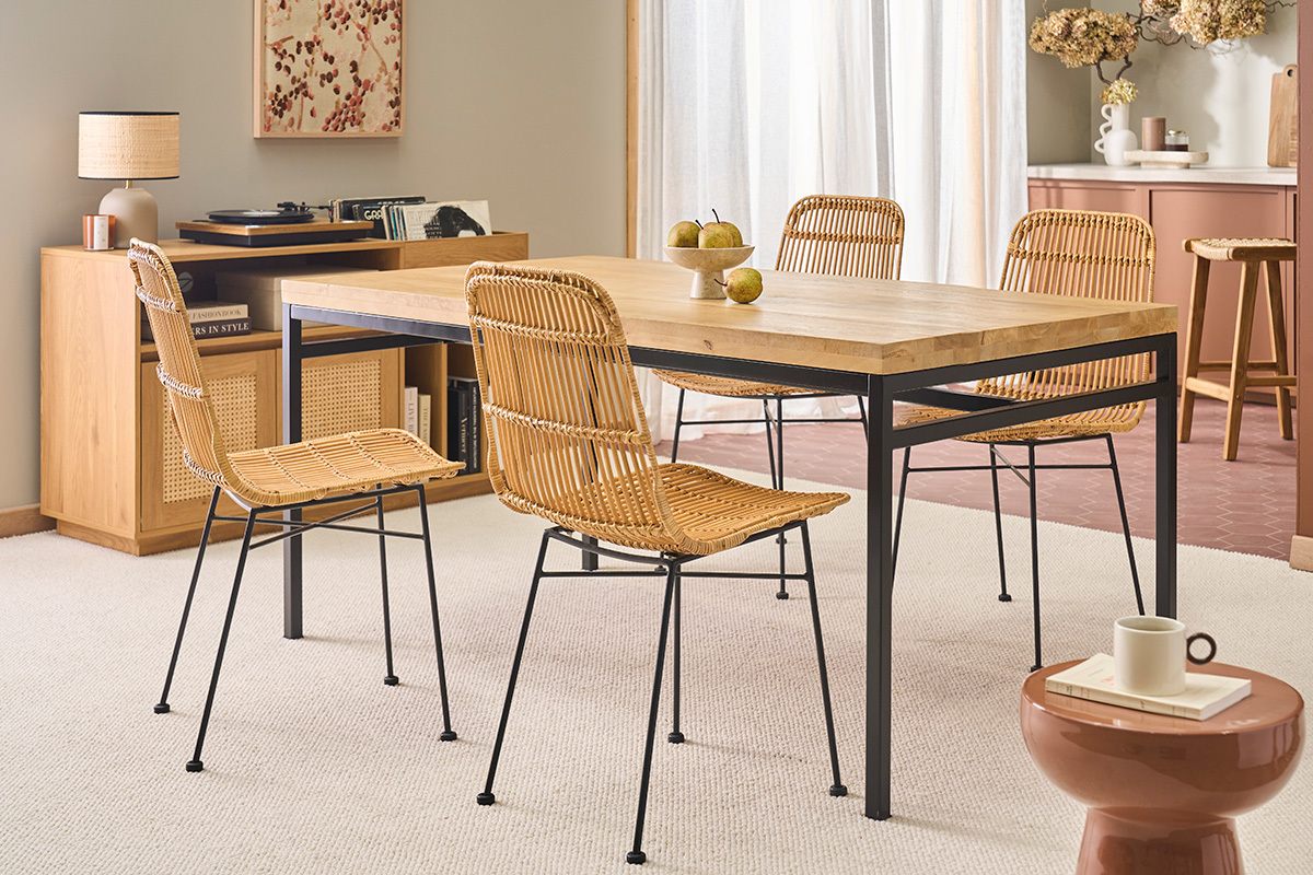 Table � manger en bois et m�tal avec chaises en rotin dans une salle � manger.